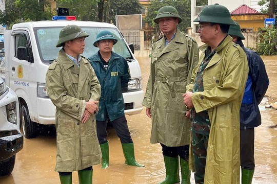 Bộ trưởng Bộ Tài nguyên và Môi trường Đỗ Đức Duy chỉ đạo công tác khắc phục hậu quả thiên tai tại thành phố Yên Bái