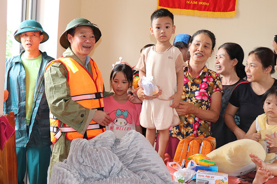 Bộ trưởng Bộ Tài nguyên và Môi trường Đỗ Đức Duy chỉ đạo công tác khắc phục hậu quả tại tâm lũ Cổ Phúc (Trấn Yên)