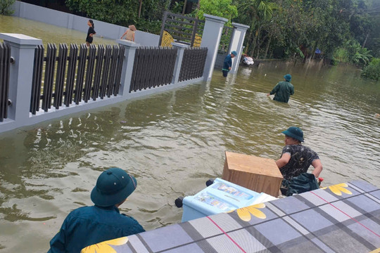 Tuyên Quang: Lũ sông dâng cao, người dân ven sông di dời khẩn cấp