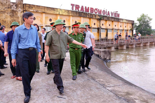 Phó Thủ tướng Trần Hồng Hà kiểm tra phương án thoát lũ sông Hoàng Long (Ninh Bình)