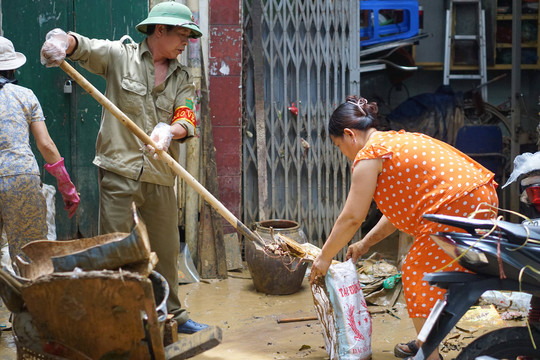 Phúc Tân (Hoàn Kiếm - Hà Nội): Nước rút, người dân tất bật dọn rác, khử trùng