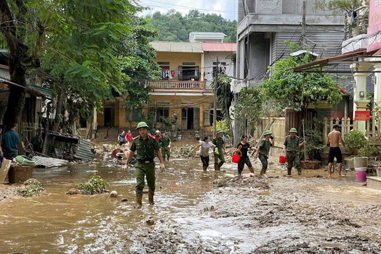 YÊN BÁI: QUÂN VÀ DÂN CHUNG TAY VỆ SINH MÔI TRƯỜNG SAU LŨ