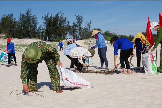 Bài dự thi "Cùng giữ màu xanh của biển" lần 2: Tuổi trẻ Lệ Thủy chung tay giữ màu xanh của biển