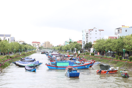 Quảng Bình, Quảng Trị mưa to, nhiều tuyến đường sạt lở, ngập úng