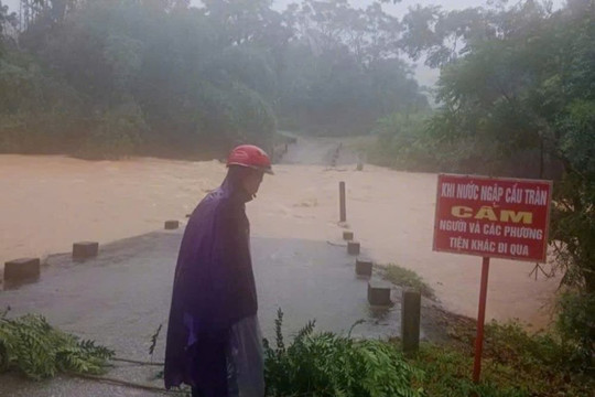 Mưa lớn, nguy cơ lũ quét và sạt lở tăng cao tại các tỉnh Trung bộ