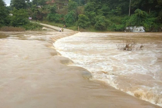 Sông Gianh giảm lũ, Hà Tĩnh và Nghệ An chuẩn bị ứng phó đợt lũ lớn