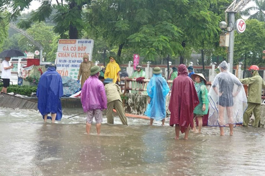 Nghệ An - Hà Tĩnh: Hàng nghìn học sinh phải nghỉ học, di dời nhiều hộ dân đến nơi an toàn