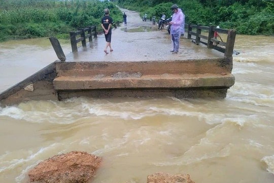 Thanh Hóa: Đường lên các huyện miền núi đã được thông, mưa lũ làm sập cầu Bến Nhạ