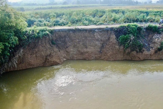 Thanh Hóa: Bờ sông Âm sạt lở nghiêm trọng do mưa bão