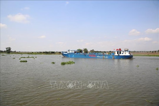 Nhanh chóng hoàn thiện hệ thống đê bao ven sông ứng phó với thiên tai