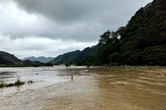 Lũ ở Lào Cai, Yên Bái lên nhanh, Trung Bộ mưa lớn đến đêm mai