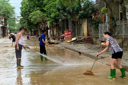 Nước lại lên rồi rút, người dân TP. Yên Bái lao vào dọn dẹp