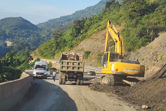 Mường Chà (Điện Biên): Đèo Ma Thì Hồ, QL12 liên tục bị sạt lở, gây tắc đường