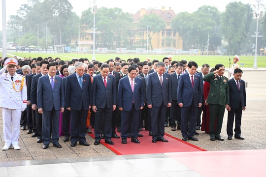 Đại biểu Quốc hội dự Kỳ họp thứ 8 vào Lăng viếng Chủ tịch Hồ Chí Minh