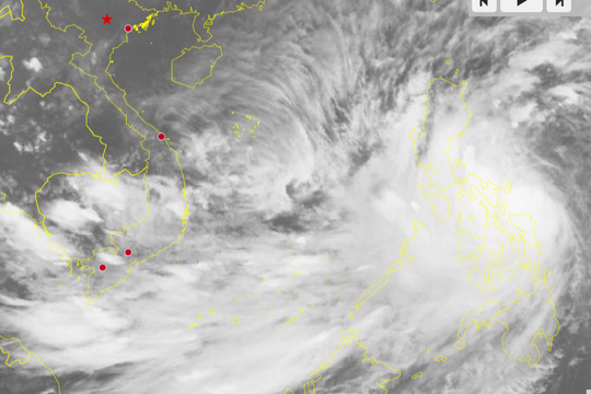 Bão tăng cấp và di chuyển nhanh, dự báo hướng về Trung Bộ