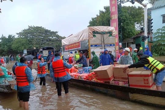 Mưa lũ gây thiệt nặng, Quảng Bình huy động mọi nguồn lực hỗ trợ cho người dân