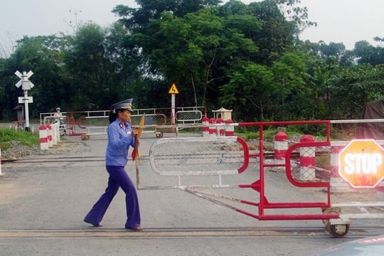 Thực hiện sửa chữa, bổ sung đầy đủ hệ thống tín hiệu tại 184 đường ngang có người gác