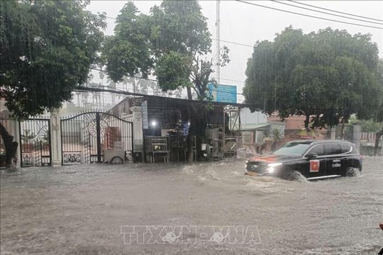 Mưa lớn gây ngập úng nhiều khu vực ở thành phố Thủ Dầu Một