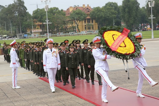 Đoàn đại biểu tham gia chung kết cuộc thi tìm hiểu về môi trường khối các trường CAND báo công với Bác