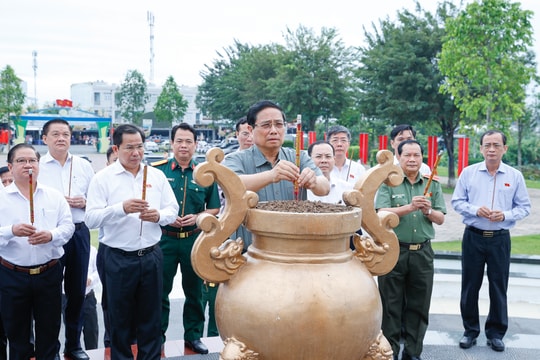 Thủ tướng dâng hương tại Khu di tích Chi bộ An Nam Cộng sản Đảng ở Cần Thơ