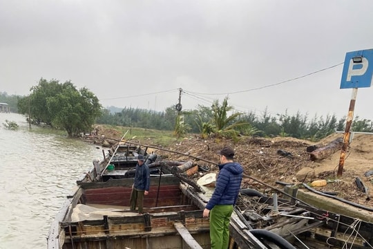 Quảng Bình: Bắt 2 thuyền khai thác cát trái phép trên sông Kiến Giang