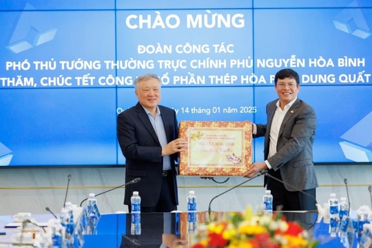 Phó Thủ tướng thường trực Nguyễn Hòa Bình thăm và chúc Tết Thép Hòa Phát Dung Quất