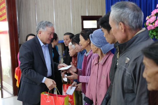 Phó Thủ tướng Thường trực Nguyễn Hòa Bình: Bảo đảm người người có Tết, nhà nhà có Tết