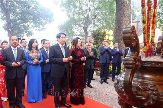 Chủ tịch nước Lương Cường cùng đại biểu kiều bào dâng hương tại Hoàng thành Thăng Long