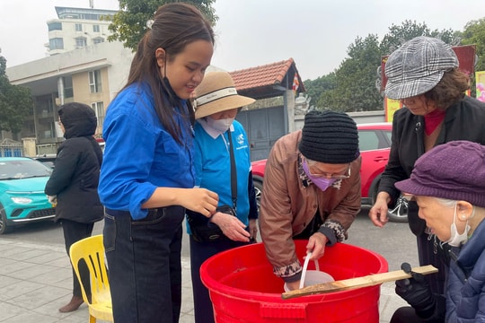 Hình ảnh đẹp ngày ông Công, ông Táo: Cá chép về trời, Hồ Tây sạch đẹp