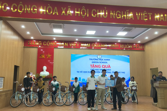 Green School tặng quà cho học sinh nghèo, có hoàn cảnh khó khăn của xã Vạn Xuân