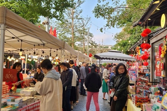 Hà Nội: Người dân hào hứng đón "Tết công nghệ - Trí tuệ tỏa sáng" tại Phố Sách Xuân