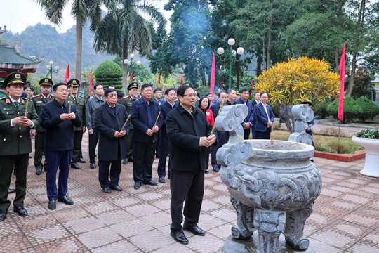Thủ tướng dâng hương tại Nhà tưởng niệm Chủ tịch Hồ Chí Minh với chiến dịch Biên giới