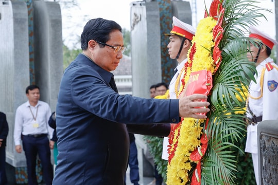 Thủ tướng dâng hương tri ân các anh hùng liệt sĩ và Mẹ Việt Nam anh hùng