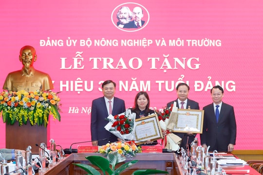 Trao tặng Huy hiệu 30 năm tuổi Đảng cho các đồng chí Thứ trưởng Nguyễn Thị Phương Hoa và Lê Minh Ngân