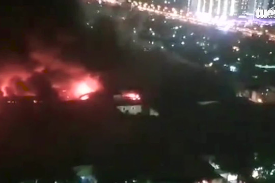 Video: Cháy lớn ở Công ty Rạng Đông, hàng trăm công nhân tháo chạy