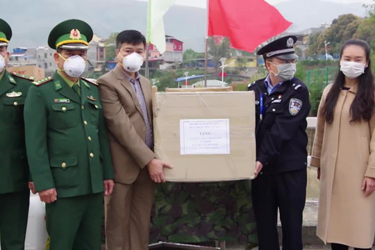 Lai Châu trao khẩu trang và nước sát khuẩn cho lực lượng liên ngành tỉnh Vân Nam (Trung Quốc)