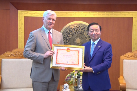 Trao Kỷ niệm chương Vì sự nghiệp TN&MT cho Giám đốc ADB tại Việt Nam