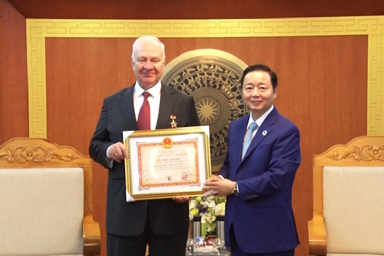 Trao Kỷ niệm chương “Vì sự nghiệp TN&MT”  cho Đại sứ đặc mệnh toàn quyền Liên bang Nga tại Việt Nam