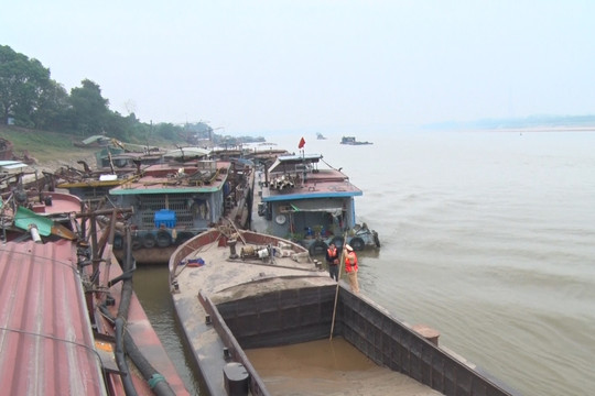 Hà Nội: CSGT đường thủy trấn áp hoạt động khai thác cát trái phép trên sông Hồng