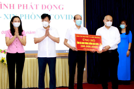 Báo Tài nguyên và Môi trường ủng hộ Quỹ vắc-xin phòng COVID-19 tỉnh Hà Nam 200 triệu đồng