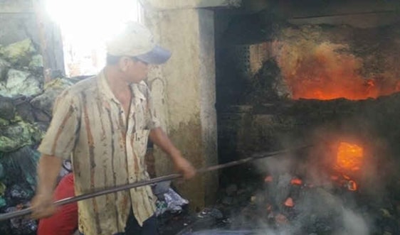Dân khốn đốn vì hít khí độc: "Bán mạng" nấu chì từ bình ắc quy cũ