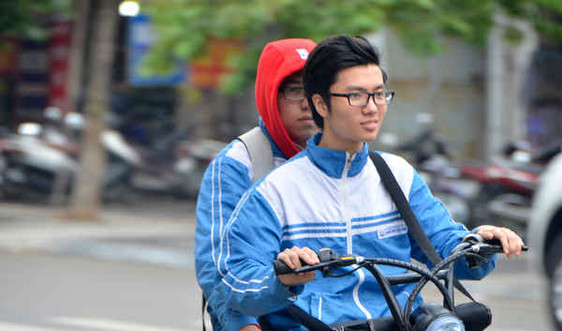 Ngày đầu xử lý học sinh đi xe đạp điện, ngồi trên xe máy không đội mũ bảo hiểm
