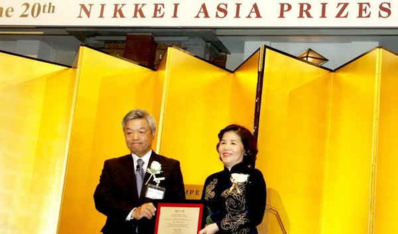 Bà Mai Kiều Liên – CEO Vinamilk nhận giải thưởng Nikkei châu Á