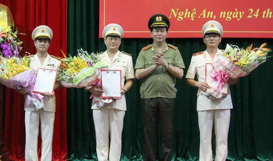 Trao quyết định bổ nhiệm Đại tá Nguyễn Hữu Cầu làm Giám đốc Công an tỉnh Nghệ An