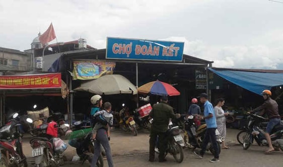 Hàng trăm tiểu thương hoang mang vì một "tờ trình"