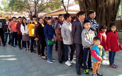Đông đảo người dân cả nước viếng Lăng Bác vào ngày mùng 2 Tết