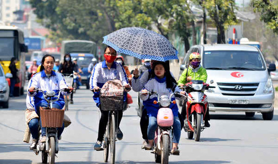 Hà Nội: Học sinh đi xe máy, xe đạp điện ngang nhiên vi phạm trên phố