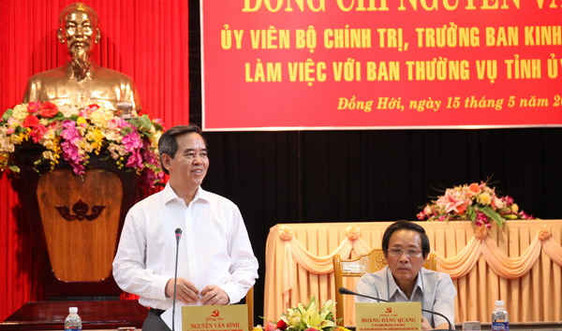 Trưởng Ban Kinh tế TƯ Nguyễn Văn Bình làm việc tại Quảng Bình