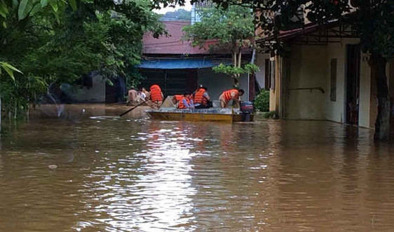 Yên Bái: Nước sông Hồng tiếp tục dâng, khẩn trương di dời hàng trăm hộ dân
