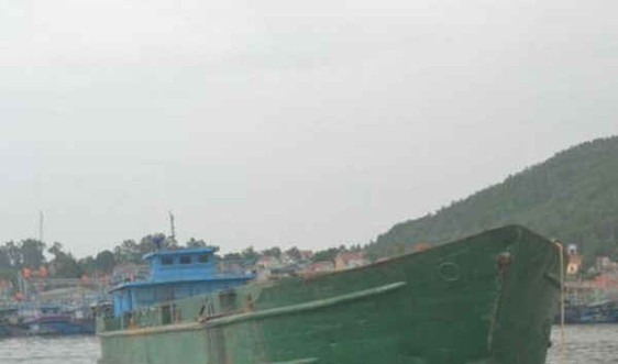 Bắt giữ tàu xả chất thải màu đen xuống vùng biển Nghệ An